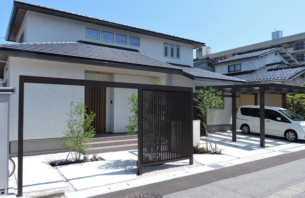 敷地の広さを有効活用したモダンなエクステリア｜富山市