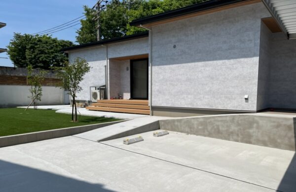 機能的なファサードから緑のガーデンへつながるシンプルモダンエクステリア｜富山県富山市