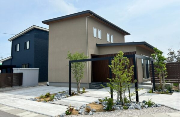 アーチをくぐるシンプル和モダンのエクステリア｜富山県中新川郡立山町