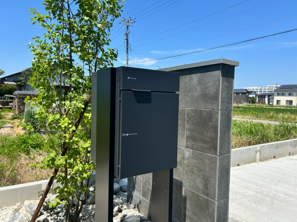 宅配ボックス　門袖　植栽