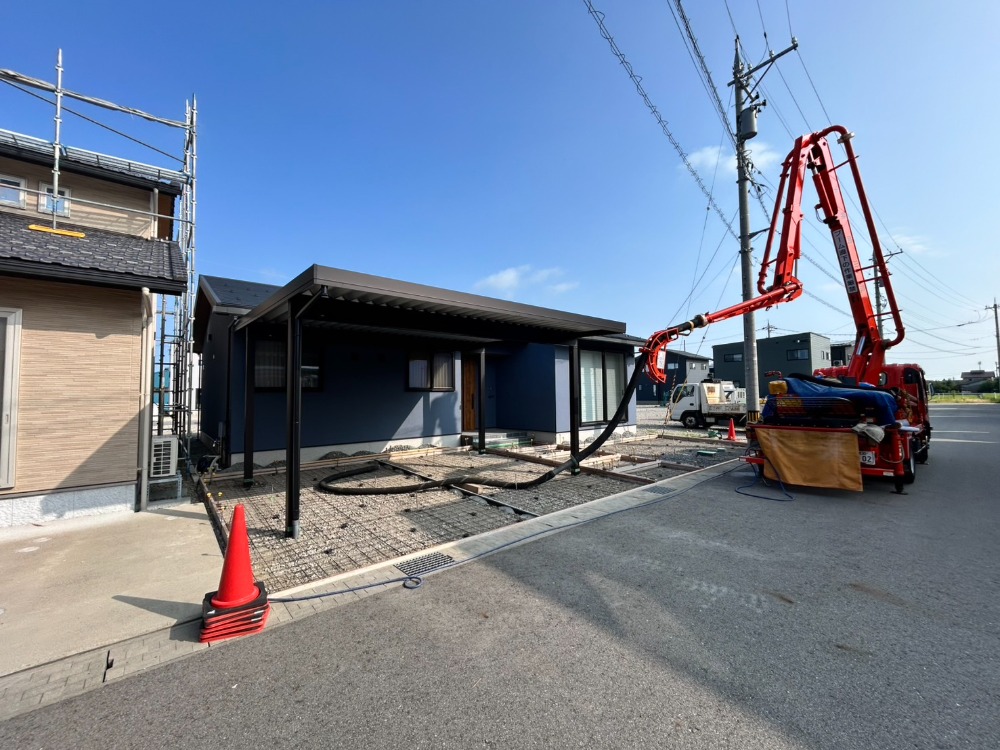 コンクリートポンプ車　ワイヤメッシュ　打設