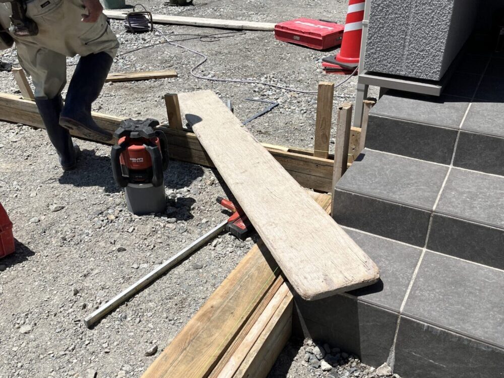 コンクリート工事　型枠組み　橋渡し