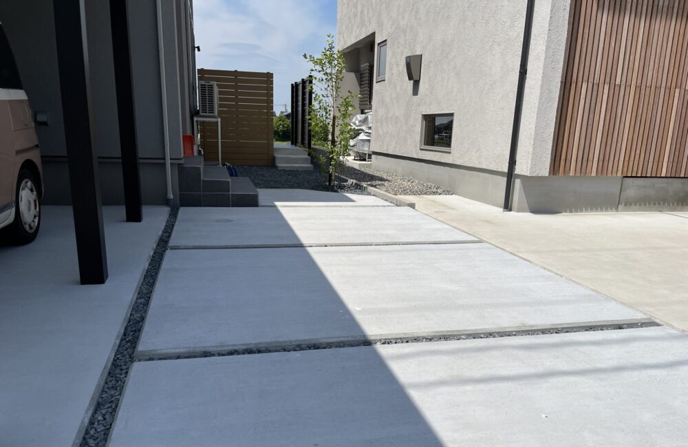 アプローチ　土間コンクリート　植栽