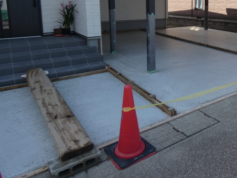 コンクリート打設後　養生　橋渡し
