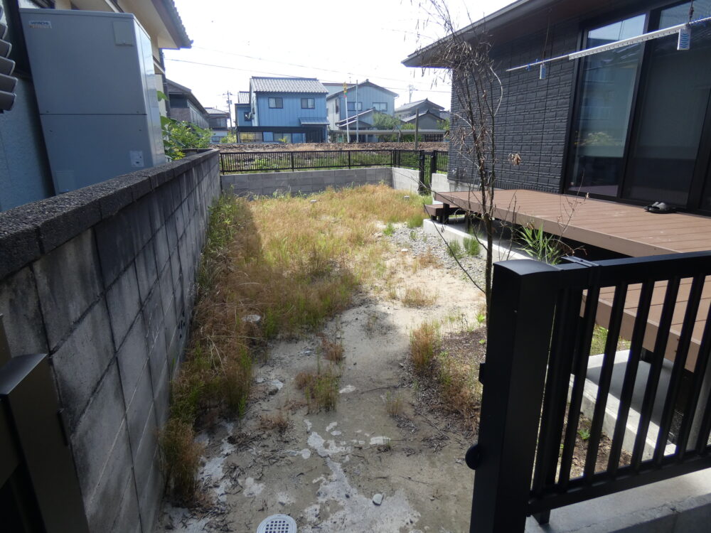 外構ビフォー 雑草