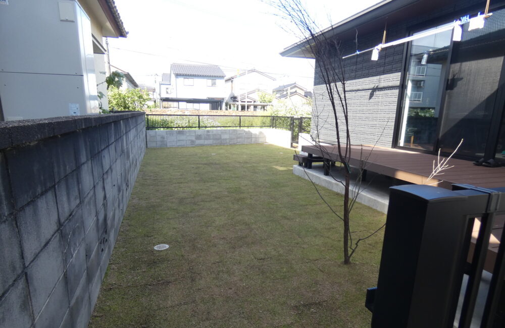 天然芝とフェンス