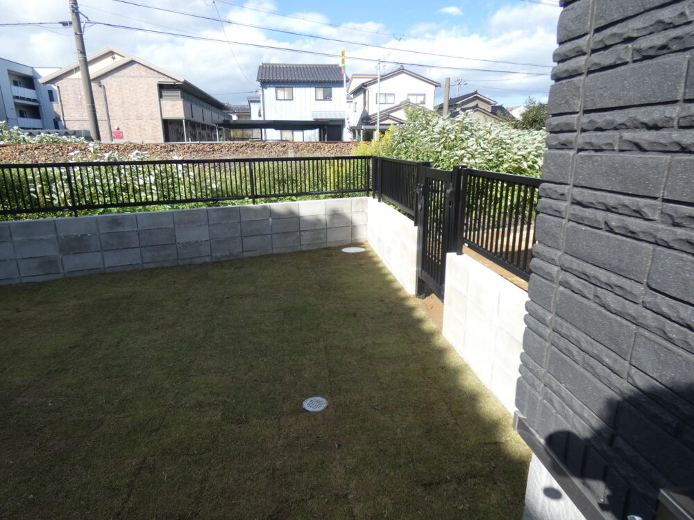 天然芝とフェンスと門扉