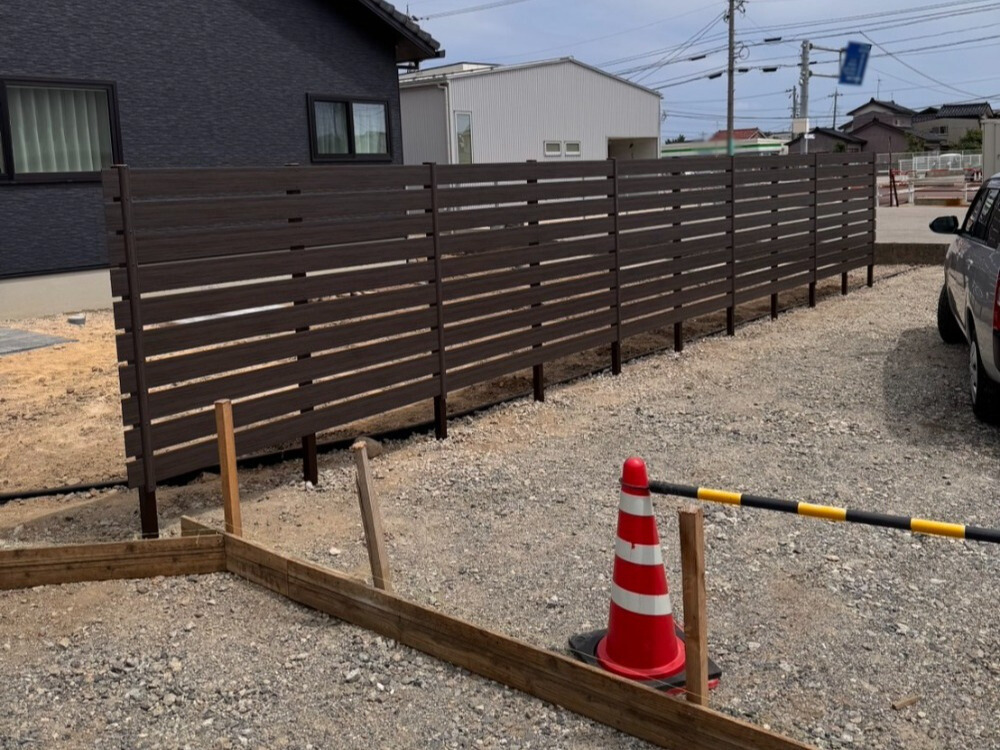 目隠しフェンス　樹脂木目調板　ブラウン