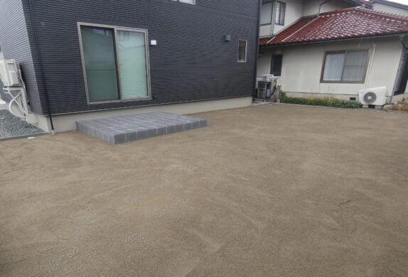 タイルテラスの庭