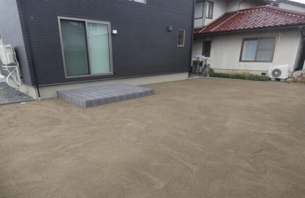 タイルテラスの庭